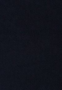 Granatowy, teksturowany materiał z tkaną fakturą, charakteryzujący się jednolitym wzorem oraz solidnym, trwałym wyglądem.