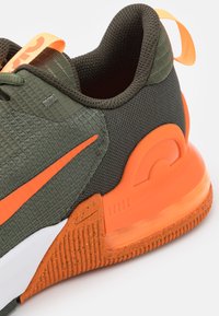 Nike Performance AIR MAX ALPHA TRAINER 5 - Sapatilha de treino - cargo khaki/safety orange/sequoia/peach cream