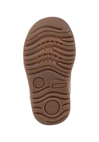 Suola in gomma marrone con una texture ondulata, caratterizzata da accenti circolari che riportano le scritte "GEOX", "SOFTLY CUSHIONED" e "PATENTATO ITALIANO."