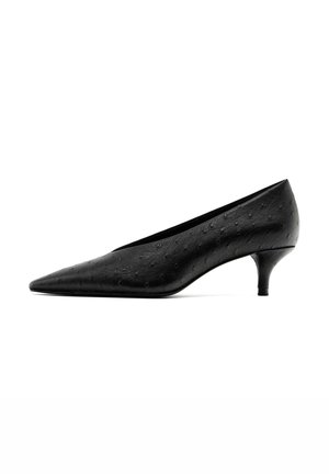 Zwarte puntige kitten heel schoen met een gestructureerd leerpatroon, zijaanzicht op een witte achtergrond.