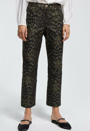 Hosen mit Leopardenmuster in Dunkelgrün und Schwarz mit geradem Schnitt, versehen mit einem Knopfverschluss und einer glatten Textur.