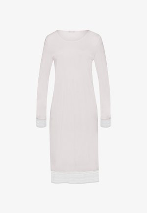 Dlouhý rukáv šaty z světle růžové látky s kulatým výstřihem. Obsahují texturované bílé lemování na rukávech a lemu, což vytváří jednoduchý design.