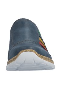 Niebieski skórzany but o teksturowanej powierzchni, z kolorowymi paskami w kolorach zielonym, żółtym i czerwonym. Biała gumowa podeszwa z naturalnym korkowym akcentem.