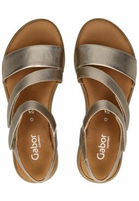 Sandali Gabor comfort con cinturini in argento metallizzato, design open toe, soletta ammortizzata e texture in pelle liscia.