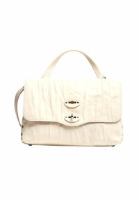 Borsa a mano in pelle color crema con manico superiore, pattina frontale e due chiusure a torsione argentate.