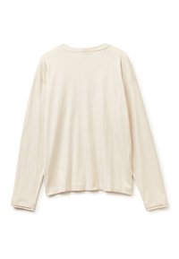 Jasno-beżowa koszula z długim rękawem i okrągłym dekoltem, wyeksponowana na płasko, pokazująca tył, na białym tle.