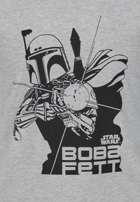 Graues T-Shirt mit einem schwarzen Motiv von Boba Fett, der in Rüstung dargestellt ist, eine Blaster hält, einen wehenden Umhang trägt und darunter auffälliger Text steht.