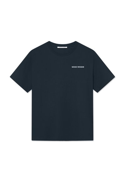 Mørk navy T-shirt lavet af bomuld, med rund hals og korte ærmer. Et lille hvidt logo er trykt på venstre brystområde.
