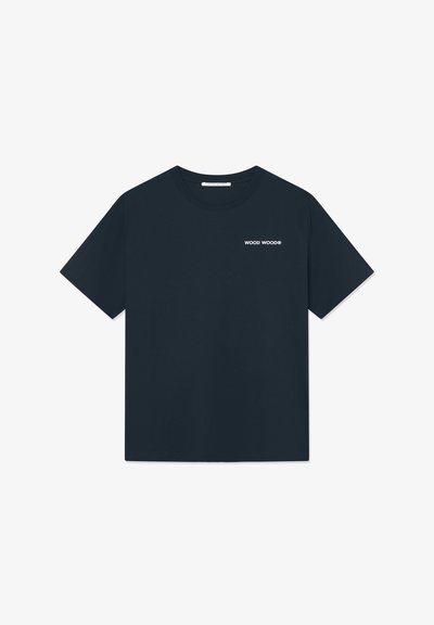 Tricou de culoare bleumarin închis, realizat din bumbac, cu gât rotund și mâneci scurte. Un mic logo alb este imprimat în zona stânga a pieptului.