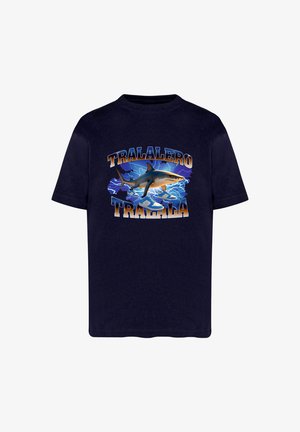 Granatowa bawełniana koszulka z grafiką rekina i tekstem "TRALALERO TRALALA" w wyrazistym, stylizowanym kroju oraz elektrycznymi niebieskimi akcentami.