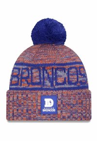 Strickmütze in Blau und Orange mit einem Pompon oben, versehen mit dem Text "DENVER BRONCOS" und einem runden Logopatch am Bündchen.