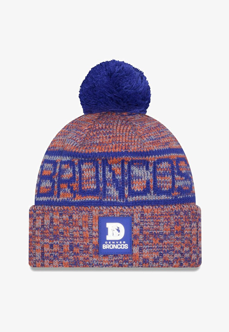 Strickmütze in Blau und Orange mit einem Pompon oben, versehen mit dem Text "DENVER BRONCOS" und einem runden Logopatch am Bündchen.
