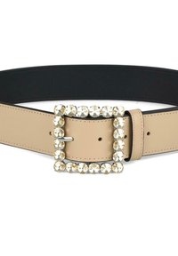 Cinturón de cuero beige con un respaldo negro ancho, que presenta una hebilla cuadrada decorada con strass y una textura suave.