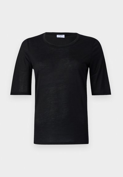 Juodas trumpas rankovėmis marškinėliai, pagaminti iš lengvos medžiagos, su apvaliu iškirpimu, pasižymintys glotnia tekstūra ir laisvu siluetu.