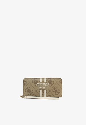 Cartera beige hecha de material sintético con un diseño estampado. Presenta franjas blancas y el logo "GUESS EST 1981" en dorado. Cierre con cremallera.