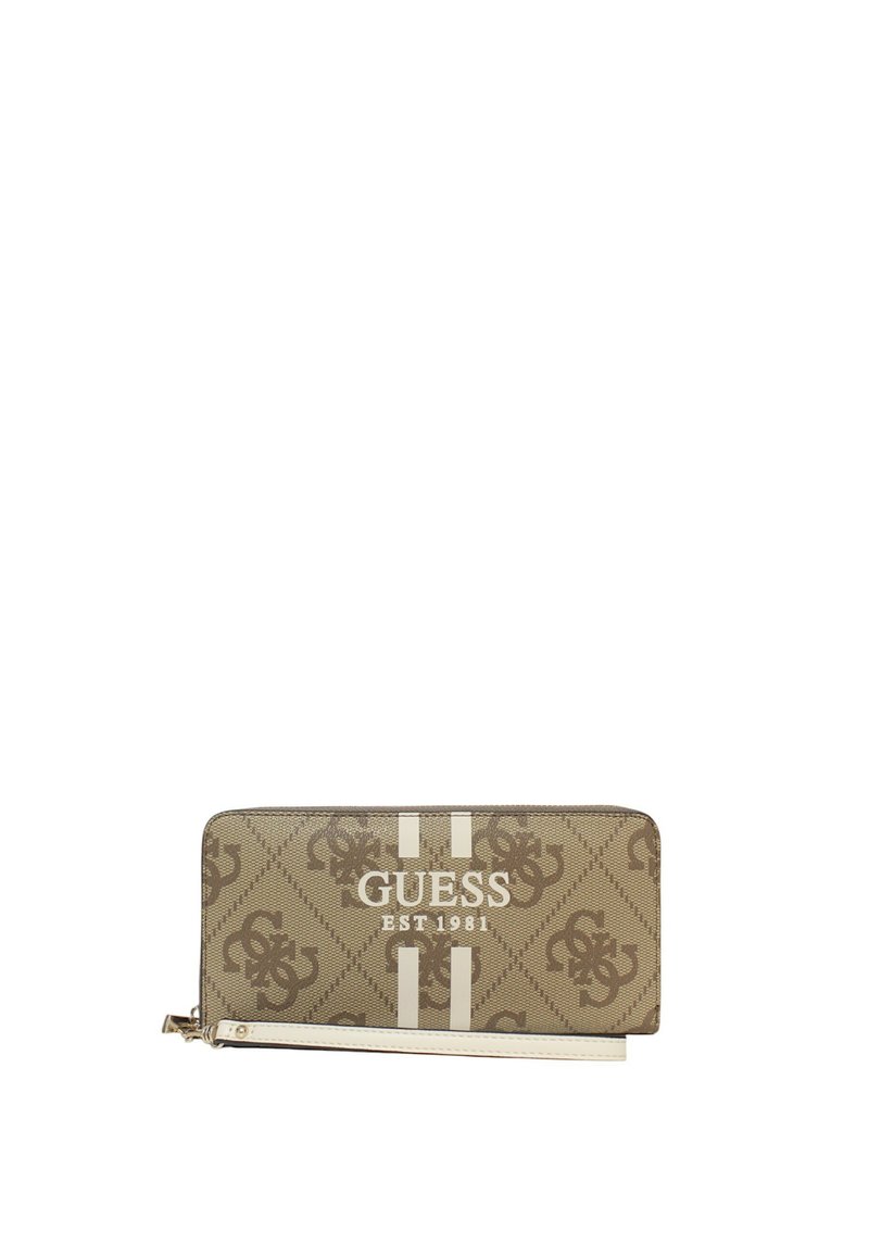 Portefeuille beige en matériau synthétique avec un design à motifs. Présente des rayures blanches et le logo "GUESS EST 1981" en doré. Fermeture éclair.