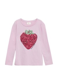 Roze lange mouwen shirt met een grote, glinsterende rode aardbeienafbeelding met groene accenten en de tekst "BERRY CUTE" in zwart.