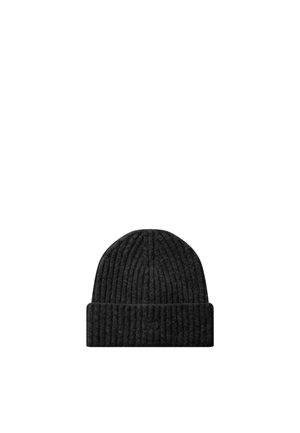 Gorro beanie de punto acanalado negro con puño doblado, con un pequeño logo bordado en el centro delantero del puño.