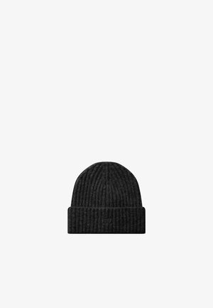 Gorro beanie de punto acanalado negro con puño doblado, con un pequeño logo bordado en el centro delantero del puño.