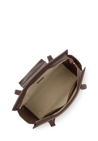 Borsa a mano in pelle marrone con interno in tessuto beige, apertura superiore con zip e tasche interne a soffietto, vista dall'alto.