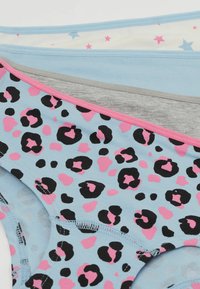 Cztery pary damskiej bielizny: jedna w niebieski leoparda w różowe akcenty, dwie w jednolitym niebieskim, jedna szara i jedna w gwiazdy.