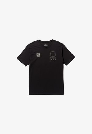 Czarny bawełniany T-shirt z okrągłym dekoltem, krótkimi rękawami, z wieloma nadrukowanymi logo i teksturowaną łatą na lewej piersi.