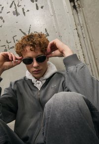 Thumbnail Image 7