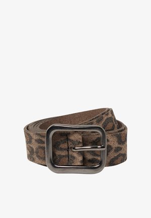 Brunt ruskindsbælte med mørkt leopardmønster og et rektangulært mørkt metalspænde, rullet sammen på en hvid baggrund.