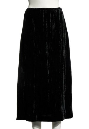 Jupe midi en velours noir avec une taille élastique, présentée sur un buste de mannequin blanc sur fond blanc.