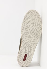 Groene mesh sneaker met een textuur, witte rubberen zool met een gepatterneerd profiel en een rode logo-accent. Maat 41 aangegeven op de zool.