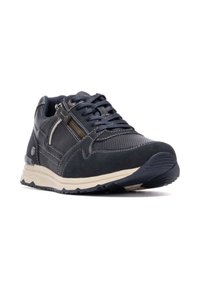 Zapato deportivo para hombre en color azul marino con una mezcla de tejido texturizado y ante. Presenta un collar acolchado, cordones, cremallera lateral y una suela de goma gruesa.