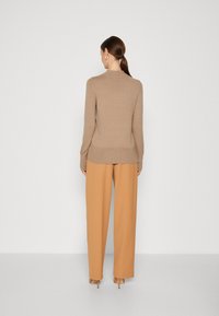 Morgan Maglione - taupe type