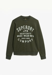 Sudadera verde oscuro con cuello redondo, que presenta un gran diseño de texto blanco que incluye "SUPERDRY" y "HEAVY DUTY WORK-WEAR MFG."