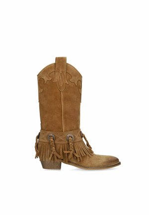 Botte de cowboy en daim marron avec des détails cousus, franges, brides en cuir tressé, conchos en métal et un petit talon en bois.