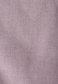 Tessuto di lavanda chiara con una trama morbida e strutturata. Il tessuto appare resistente e uniforme, con sottili variazioni di colore e motivo.