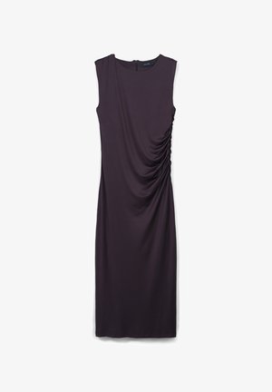 Abito senza maniche di colore viola con una silhouette aderente, caratterizzato da arricciature laterali e una cerniera nascosta sul retro per una vestibilità su misura. Texture liscia.
