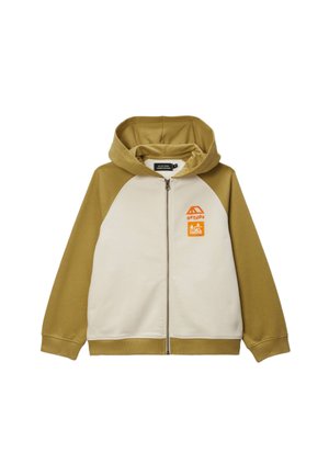 Sweat à capuche avec fermeture éclair, avec un corps crème et des manches vert olive. Comprend un graphique orange "outside" sur la poitrine. Mélange de coton doux.
