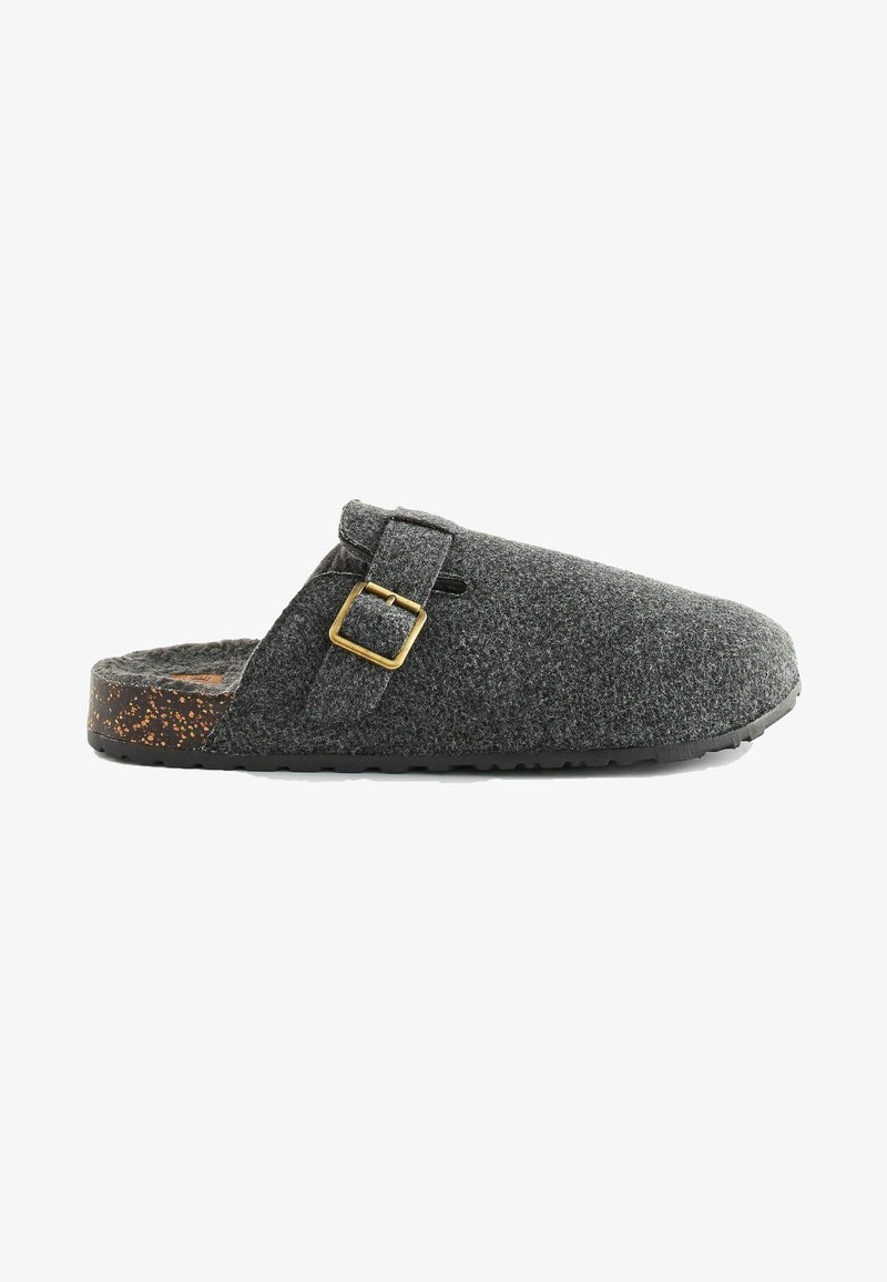 Zoccolo in felt grigio con punta arrotondata, dettaglio con fibbia dorata, soletta in sughero e suola in gomma per una buona aderenza. Texture morbida in tutto.