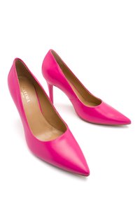 Różowe szpilki wykonane z błyszczącej skóry, z wydłużonym noskiem i smukłą sylwetką. Wnętrze w odcieniu tan z minimalnymi detalami poduszkowymi.