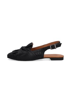 Schwarzer Slingback-Schuh aus strukturiertem Material mit Schleifen-Detail, niedriger Absatz und offener Ferse, ergänzt durch eine braune Innensohle.