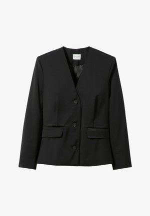 Blazer nero su misura con scollo a V, bottoni monopetto, due tasche frontali e fodera interna liscia. Design e vestibilità classici.