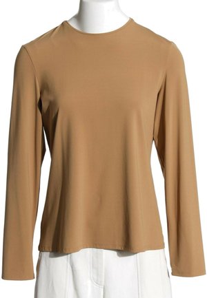 Haut manches longues couleur camel avec col rond présenté sur un buste de mannequin blanc.