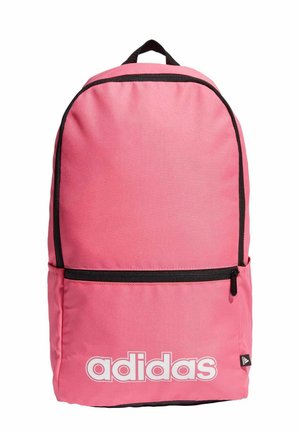 Różowy plecak z tkaniny, z zaokrąglonym wierzchem, czarnymi akcentami, przednią kieszenią na zamek błyskawiczny oraz białym logo "adidas" na dolnej części.