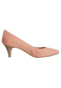 Escarpin en suede rose clair avec un embout pointu et un talon modeste. Présente une surface lisse et un design de découpes subtiles sur le dessus.
