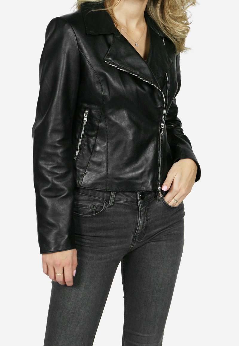 Zwart leren motorjack met een kraag met inkeping, ritsen op de zakken en een aansluitend ontwerp. Gecombineerd met donkergrijze denim. Soepele textuur.