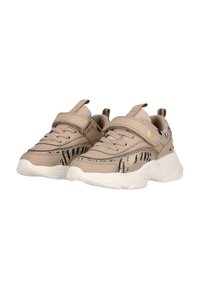 Baskets beiges en cuir texturé, avec des accents de rayures zèbre, une semelle rembourrée, des lacets élastiques et une sangle en velcro pour un ajustement sécurisé.