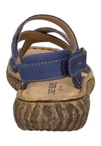 Blå læder sandaler med flere stropper, en struktureret brun sål og synlige søm detaljer på det øverste materiale.