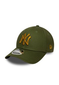 Olivovo zelená baseballová čiapka s vyšitým žltým logom na prednej strane, disponujúca zakriveným okrajom a ventilačnými otvormi.