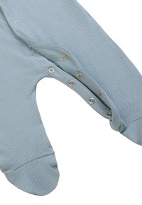 Combinaison côtelée bleu clair avec des boutons-pression sur le devant et les jambes intérieures, dotée de manches longues et d'un design à pieds pour plus de chaleur.