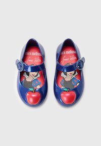Sapatos Mary Jane de plástico azul com biqueira redonda, decorados com um detalhe de maçã vermelha e uma ilustração da Branca de Neve na palmilha.